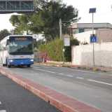 Un pullman della Stp che passa nei pressi di una fermata che � stata soppressa a causa dei lavori
